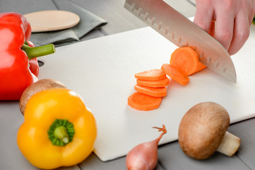 Cutting a carrot into circles