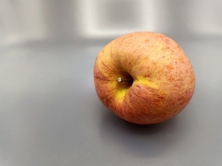 Red apples are sold at restaurants. In the evening market8