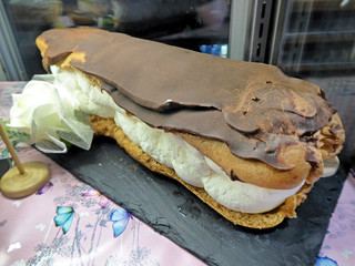 Chocolate eclair
