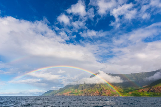 USA, Hawaii, Kauai, Na Pali Coast State Wilderness Park, Panoramic view of Na Pali Coast, rainbow