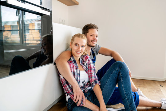 Couple assembling heir new built-in kitchen