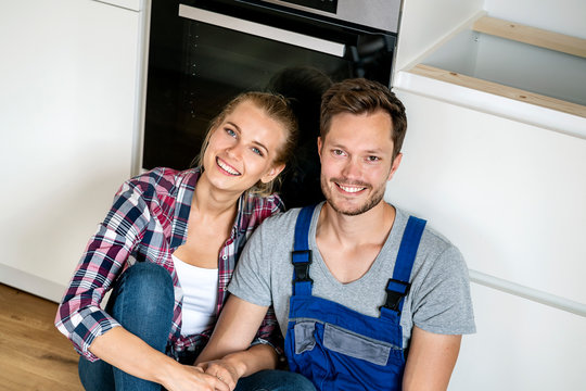 Couple assembling heir new built-in kitchen