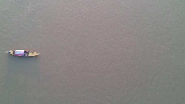 Luftaufnahme des Mekong Flusses mit vom aussterben bedrohten Flussdelfinen