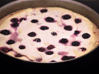 cake with blackberries