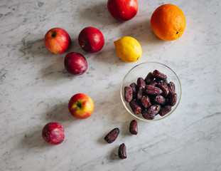 Zutaten für einen Smoothie liegen auf der Küchenablage aus Marmor
