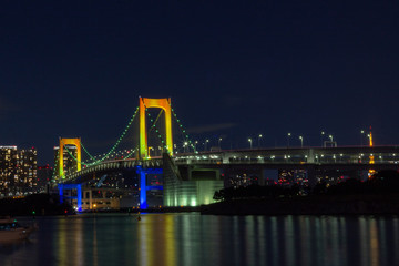 Fototapeta na wymiar Rainbow Bridge bei Nacht
