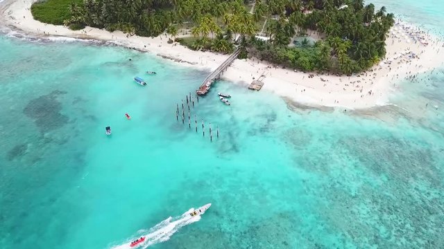  Vista a&eacute;rea sobre Johnny Cay San Andres Colombia. isla tropical peque&ntilde;a de arena blanca y mar azul