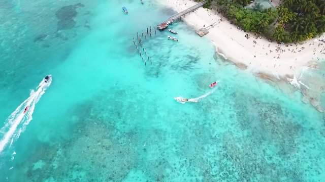  Vista a&eacute;rea sobre Johnny Cay San Andres Colombia. isla tropical peque&ntilde;a de arena blanca y mar azul