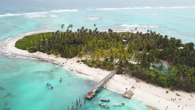  Vista a&eacute;rea sobre Johnny Cay San Andres Colombia. isla tropical peque&ntilde;a de arena blanca y mar azul