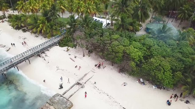  Vista a&eacute;rea sobre Johnny Cay San Andres Colombia. isla tropical peque&ntilde;a de arena blanca y mar azul