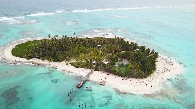  Vista a&eacute;rea sobre Johnny Cay San Andres Colombia. isla tropical peque&ntilde;a de arena blanca y mar azul