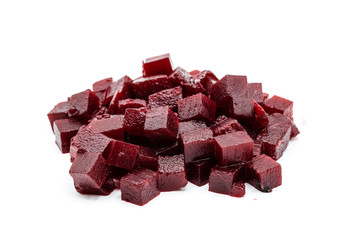 Rote bete würfel isoliert auf weißen hintergrund
