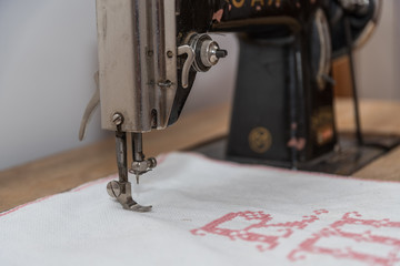 antike Nähmaschine zu Stickarbeiten