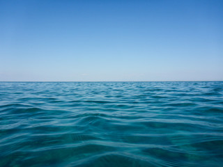 Obraz premium Czysta natura turkusowej wody morskiej i błękitnego, czystego nieba pięknej plaży Skala na wyspie Kefalonia, Morze Jońskie, Grecja.