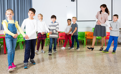 Obraz premium Kids and teacher dancing
