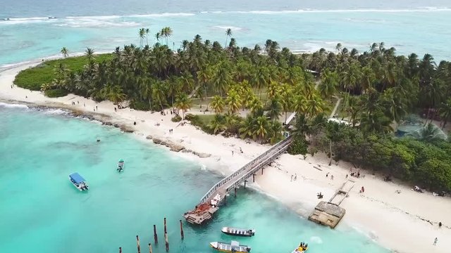  Vista a&eacute;rea sobre Johnny Cay San Andres Colombia. isla tropical peque&ntilde;a de arena blanca y mar azul