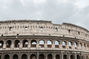 Fototapeta na wymiar Colosseo amphitheater in cloud day.