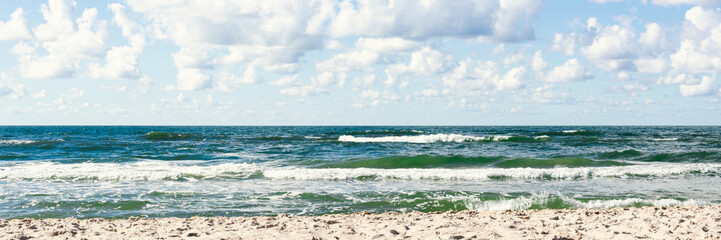 horizontal line of the sea by the beach