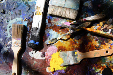 Künstler Pinsel auf einer Palette mit vielen bunten Farben