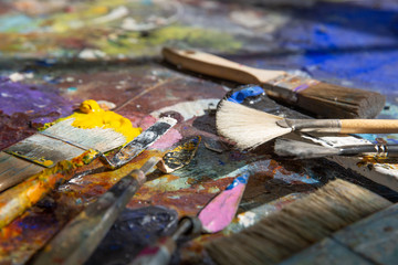 Naklejka premium Künstler Pinsel auf einer Palette mit vielen bunten Farben