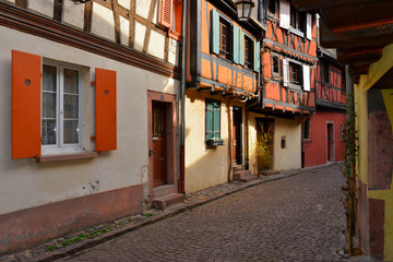 Fototapeta na wymiar Lumière dans la rue des forgerons à Kaysersberg (68240) en Alsace, département du Haut-Rhin en région Grand Est, France