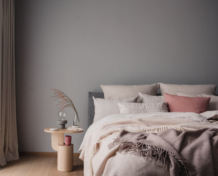 Schlafzimmer in Pastelltönen in natürlichem skandinavischen Design
