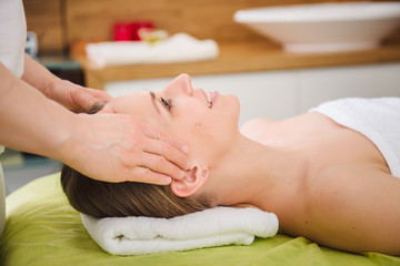 Obraz na płótnie Canvas Woman relaxing and enjoying during head massage