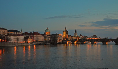Prag Karlsbrücke Moldau bei Dämmerung