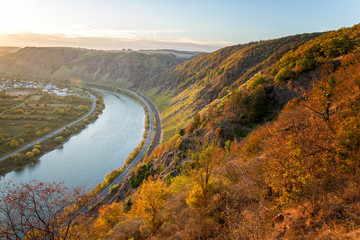Ausblick über das Moseltal in Rheinland Pfalz im Herbst in Deutschland