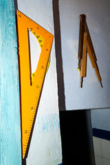 Obraz premium Escuadra y compás de madera.