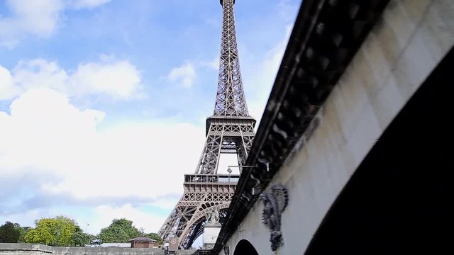 Torre Eiffel desde el bajopuente, Par&iacute;s, Francia