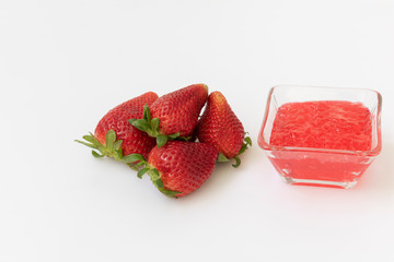 Gelatina de fresa sobre fondo blanco