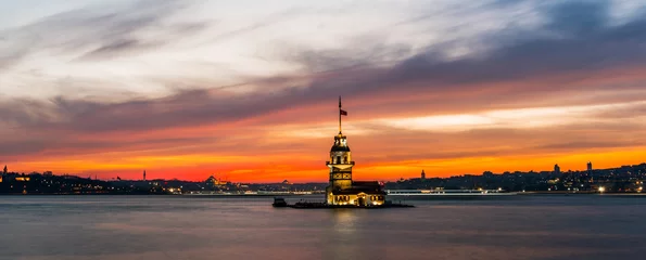 Leanderturm mit Sonnenunterganghimmel in Istanbul, Türkei. © resul