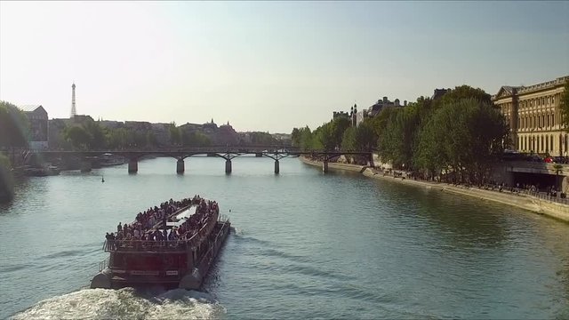 Paris, bateau mouche sur la seine + Tour Eiffel