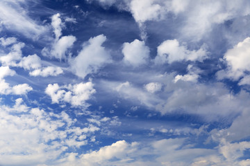 Weiße Wolken an blauem Himmel