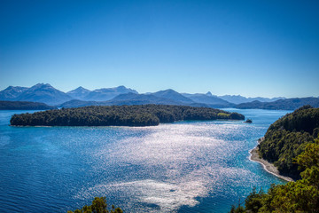 Obraz premium A sight of the blue lake and an island in the background