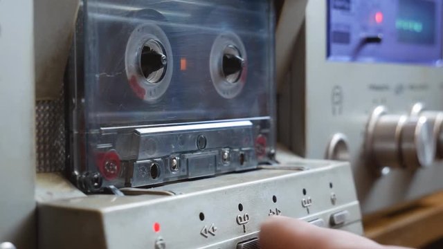 installation and inclusion of audio cassettes in a tape recorder