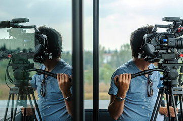 Camarógrafo con cámara de cine digital en trípode 18