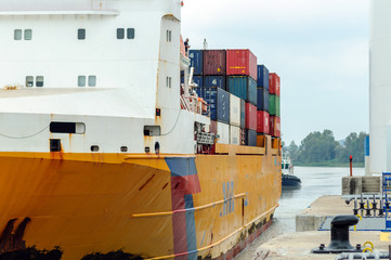 Buque de carga comercial cargado de containers