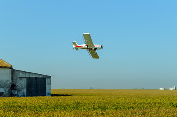 Avioneta de fumigación en campo de sembrado 03