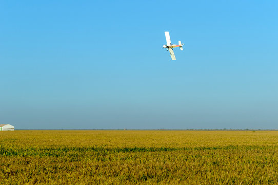 Avioneta de fumigaci&oacute;n en campo de sembrado 02