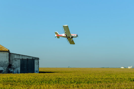Avioneta de fumigaci&oacute;n en campo de sembrado 03