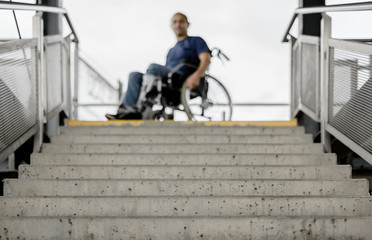 Rollstuhlfahrer Rollstuhl vor unpassierbarer Treppe - obrazy, fototapety, plakaty