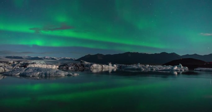 Timelapse of northern lights over Glacier Lagoon in Iceland