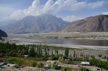 Obraz premium パキスタンのスカルドゥ 美しい山とインダス川と森林