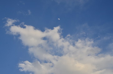 パキスタンのスカルドゥ　美しい青空と雲と月