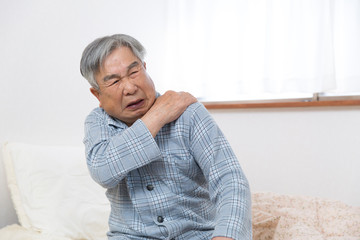 肩凝りに苦しむシニア
