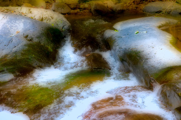Dieses einzigartige Foto zeigt den wilden Dschungelwasserfall und die atemberaubende Natur, die...