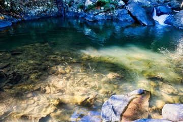 Dieses einzigartige Foto zeigt den wilden Dschungelwasserfall und die atemberaubende Natur, die auch als Palau Waterfall Hua Hin in Thailand bezeichnet wird