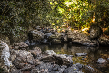 Dieses einzigartige Foto zeigt den wilden Dschungelwasserfall und die atemberaubende Natur, die auch als Palau Waterfall Hua Hin in Thailand bezeichnet wird